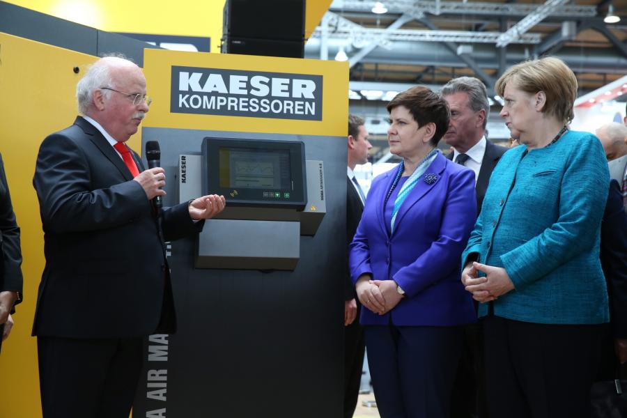 Kanclerz Niemiec Angela Merkel i polska premier Beata Szydło podczas zwiedzania stanowisk na międzynarodowych targach przemysłowych Hannover Messe 2017