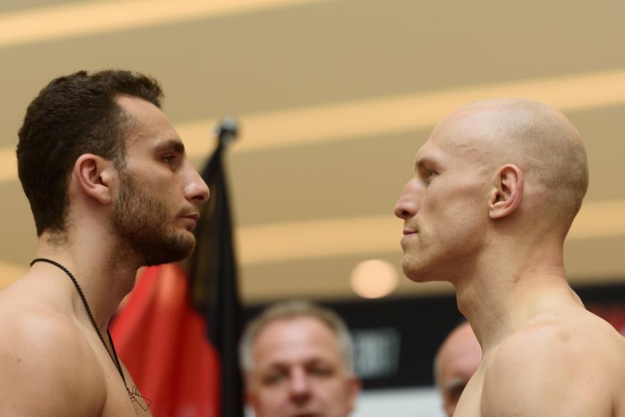 Krzysztof "Diablo" Włodarczyk i Noel Gevor podczas oficjalnej ceremonii ważenia przed galą bokserską Poznań Boxing Night