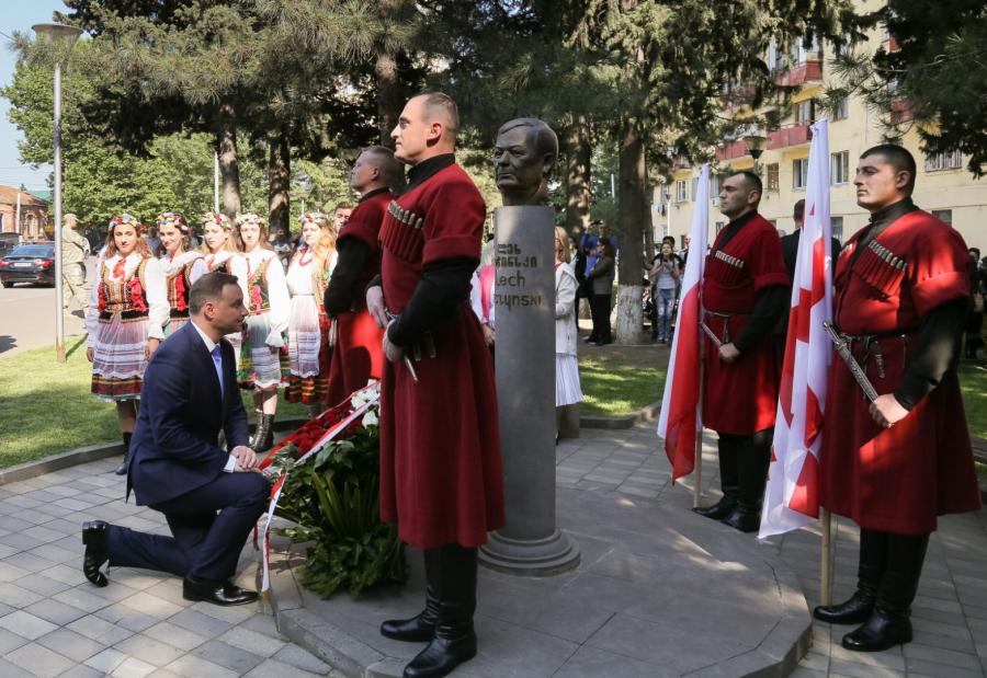Prezydent Andrzej Duda składa wieniec przed pomnikiem Lecha Kaczyńskiego w Tbilisi