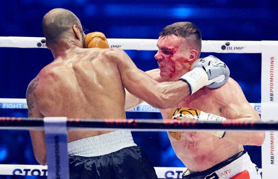 Mateusz Masternak i Ismajił Siłłach podczas walki w trakcie gali bokserskiej Polsat Boxing Night