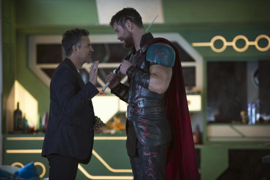 Mark Ruffalo oraz Chris Hemsworth w filmie "Thor: Ragnarok". Polska premiera 25 października 2017 roku