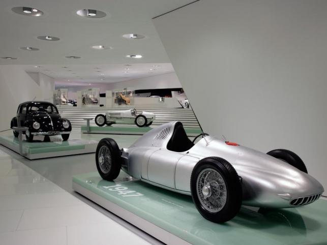 Ekspozycja Prologue – Porsche Typ 360 Cisitalia z roku 1947 (z przodu) i VW Beetle z 1950 r. (z tyłu)