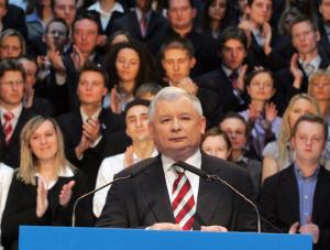 Lekko rośnie poparcie dla PiS