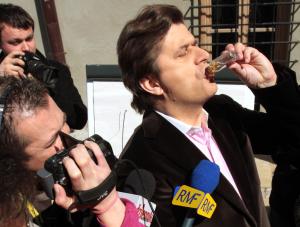 Palikot pił na ulicy i raczej uniknie kary