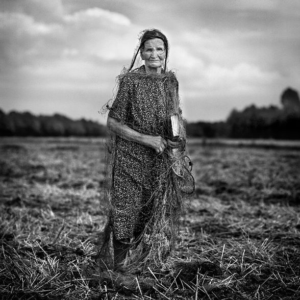 • Fotoreportaż - I miejsce w kategorii LUDZIE
Autor: Adam Pańczuk, Agencja Fotograficzna Visavis.pl
Lubenka, woj. lubelskie. Karczeby – tak zwani są ludzie we wschodniej Polsce, którzy są silnie związani z ziemią. Nazwa wzięła się stąd, że własnymi rękami karczowali lasy, by pozyskać ziemię do uprawy. W gwarze chachłackiej (mieszanina języka polskiego i białoruskiego) „karczeb” to pień z korzeniem tkwiącym głęboko w ziemi po ścięciu drzewa. W czasach stalinowskich Karczeby za swoje przywiązanie do roli płacili nawet życiem.
Styczeń 2009