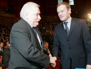 Polacy: Tusk i Wałęsa to mężowie stanu