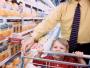 04 Jun 2001 --- Grocery shopping with dad --- Image by © Chuck Savage/CORBIS