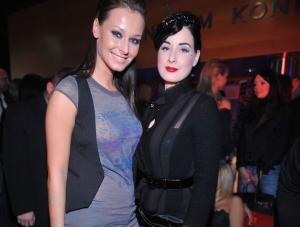 Katarzyna Borowicz, obecnie modelka prady, na zdjęciu z Ditą Von Teese