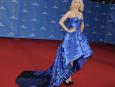 Hit wieczoru: January Jones w błękitnej sukni z cekinowych łusek od Versace
