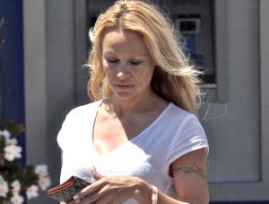 Pamela Anderson bez makijażu wygląda bardzo przeciętnie.