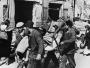 Mieszkańcy opuszczaja Warszawę po upadku powstania jesienią 1944 roku
