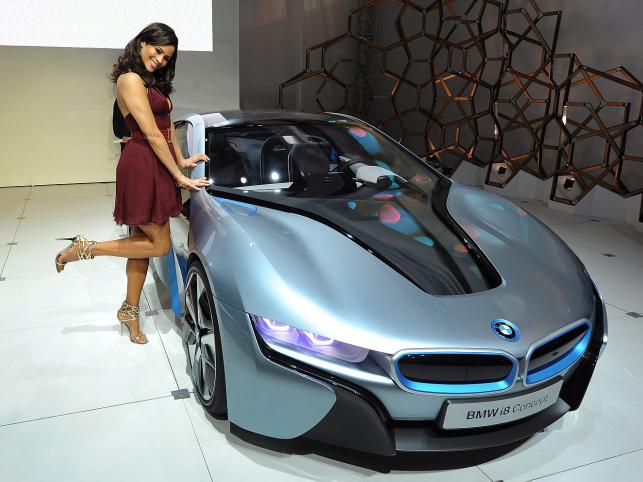 Aktorka Paula Patton przy BMW i8 concept