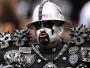 Fan drużyny futbolu amerykaskiego Oakland Raiders w czasie meczu z zespołem z Nowego Jorku, wrzesień 2011