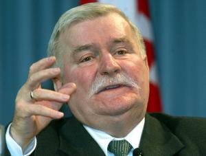 Nagi tors, kijki w rękach. Tak odpoczywa Lech Wałęsa