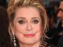 Catherine Deneuve seksowną babcią w podróży po Francji