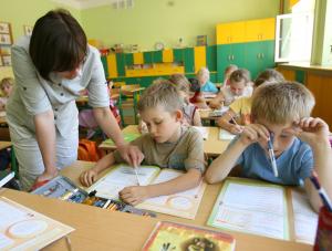 MEN chce by nauczyciele pracowali godzinę dłużej