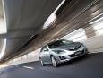 Poprawiona Mazda6 wyposażona jest również w nowe ustawienia zawieszenia i kilka nowych funkcji związanych z bezpieczeństwem - jak przednie reflektory adaptacyjne czy wspomaganie ruszania na wzniesieniu