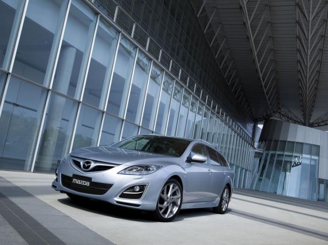 Nowa mazda szóstka to zmieniona stylizacja przodu plus nowe reflektory i tylne światła