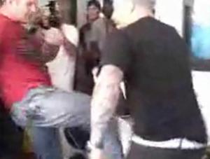Zobacz, jak gwiazda MMA skopała prezentera TV