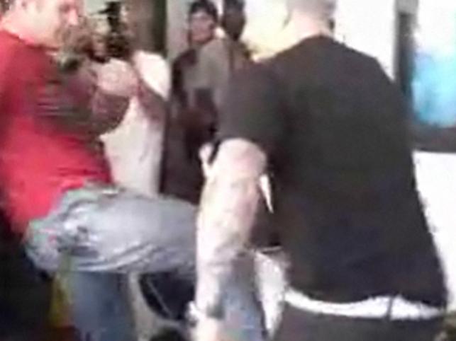 Zobacz, jak gwiazda MMA skopała prezentera TV