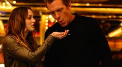 Hugh Laurie zakochany w małolacie, na dodatek córce swojego kumpla