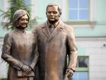 Pierwszy pomnik Kaczyńskich odsłonięty. Zobacz ZDJĘCIA z uroczystości