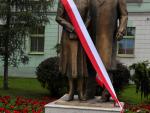 Pierwszy pomnik Kaczyńskich odsłonięty. Zobacz ZDJĘCIA z uroczystości