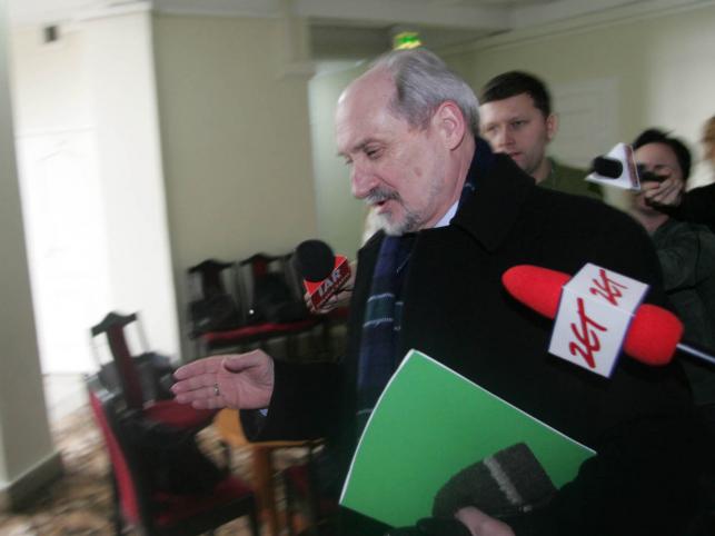 Szef MON twierdzi, że Antoni Macierewicz nie zwrócił tajnych dokumentów