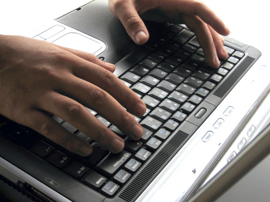 Podrywał w internecie, okradał w realu