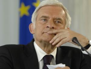 Buzek co raz dalej od stołka w Brukseli