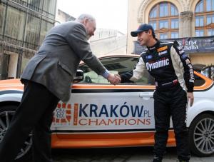 Kraków pędzi na masce rajdowego Forda!