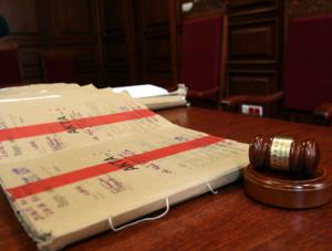 Małżeństwo oskarżone o molestowanie dwójki swoich dzieci