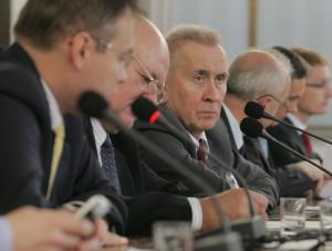 Posłowie nadal mogą tropić naciski rządu PiS