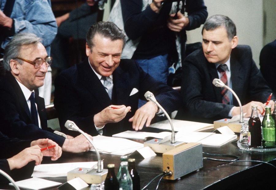 Obrady Okrągłego Stołu w 1989 roku. Od lewej: Tadeusz Mazowiecki, Czesław Kiszczak i Leszek Hołdakowski