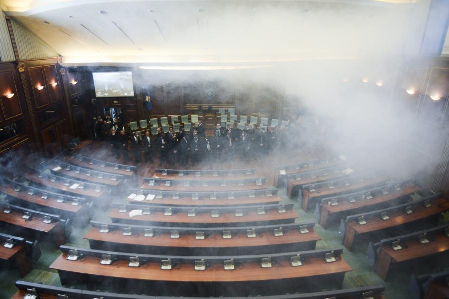 Gaz w sali parlamentu Kosowa