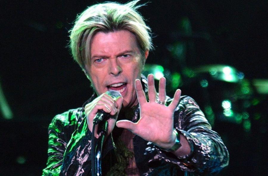 David Bowie podczas koncertu w Hamburgu 2003 roku