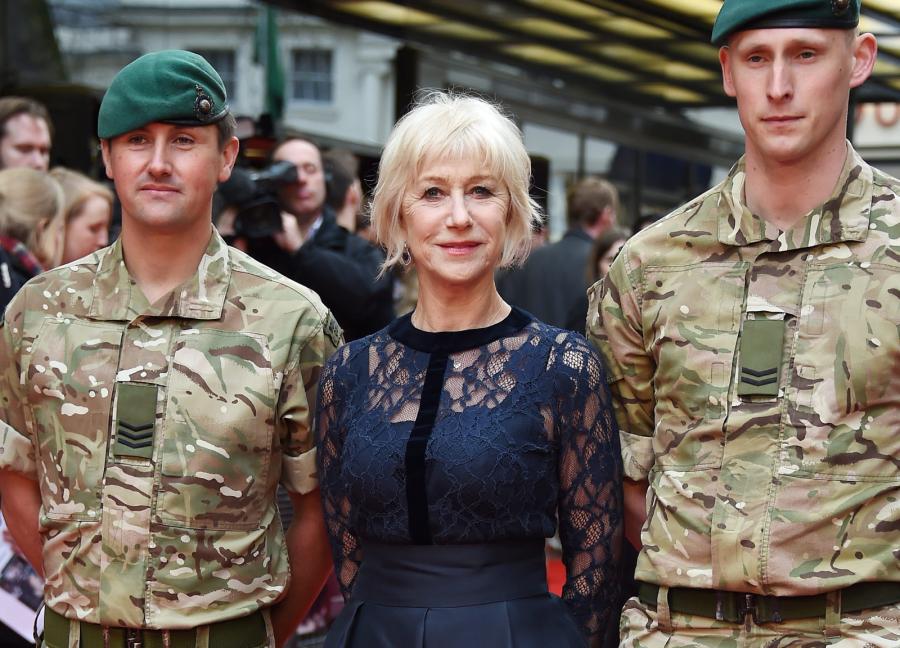 Helen Mirren w obstawie żołnierzy na premierze "Eye in the Sky"