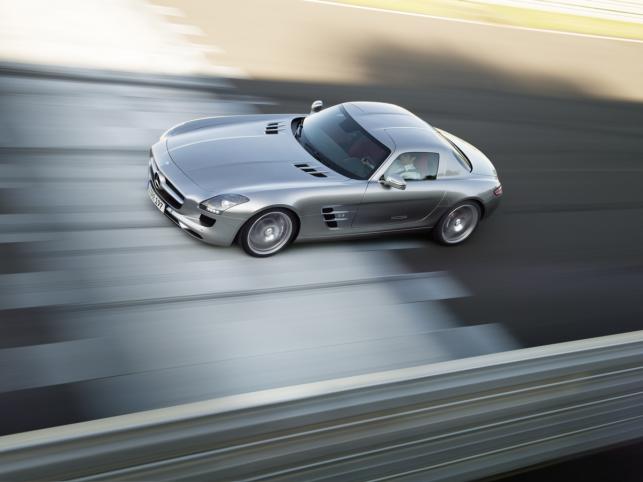 Mercedes zapowiada również stworzenie elektrycznej wersji SLS – źródłem napędu mają być cztery silniki montowane w kołach