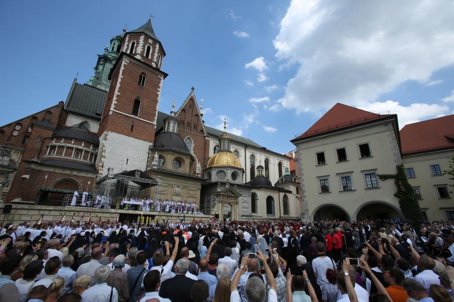 Msza św. pogrzebowa na placu przed katedrą