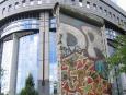 Fragment muru berlińskiego przeniesiony do Brukseli stoi przed siedzibą Parlamentu Europejskiego