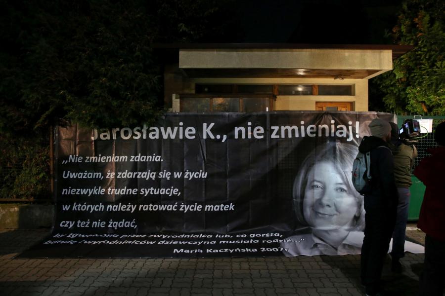 Banner z wizerunkiem Marii Kaczyńskiej na ogrodzeniu domu Jarosława Kaczyńskiego