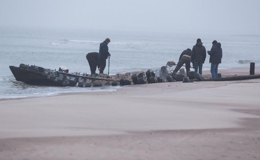 MIĘDZYWODZIE. WRAK XIX-WIECZNEGO STATKU WYCIĄGNIĘTY Z PLAŻY