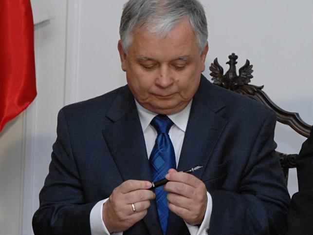 Lech Kaczyński wydaje 300 tysięcy na pióra  i długopisy